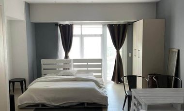 Fully Furnished Studio Unit in Red Oak at Two Serendra with Balcony for Sale