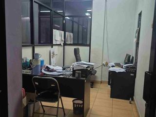 Eks pabrik mesin dengan kantor yang masih on