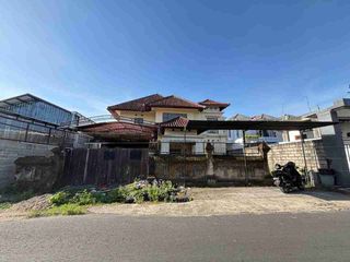 🏡 FOR SALE – Rumah Strategis di Jalan Utama Pidada, Ubung Denpasar

Cari rumah dengan lokasi strategis dan akses mudah di pusat Denpasar?
Inilah jawabannya! 🚀

📍 Lokasi: Jl. Pidada III No.28, Ubung, Denpasar Utara – tepat di pinggir jalan utama, sangat cocok untuk hunian maupun usaha.

Spesifikasi:

Luas Tanah: 349 m²
Luas Bangunan: 291 m²
4 Kamar Tidur
3 Kamar Mandi/Toilet
1 Carport
Gudang penyimpanan
Hadap Selatan

Legalitas: Sertifikat Hak Milik (SHM) 

Keunggulan:

- Lokasi strategis & komersial potensial dijadikan rumah tinggal, kantor, atau usaha
- Struktur bangunan masih kokoh & terawat
- Dekat pusat kota Denpasar
- Akses mudah ke sekolah, pasar, perkantoran, dan fasilitas umum lainnya

Harga: Rp 4,150 M (Nego)
