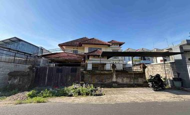 🏡 FOR SALE – Rumah Strategis di Jalan Utama Pidada, Ubung Denpasar

Cari rumah dengan lokasi strategis dan akses mudah di pusat Denpasar?
Inilah jawabannya! 🚀

📍 Lokasi: Jl. Pidada III No.28, Ubung, Denpasar Utara – tepat di pinggir jalan utama, sangat cocok untuk hunian maupun usaha.

Spesifikasi:

Luas Tanah: 349 m²
Luas Bangunan: 291 m²
4 Kamar Tidur
3 Kamar Mandi/Toilet
1 Carport
Gudang penyimpanan
Hadap Selatan

Legalitas: Sertifikat Hak Milik (SHM) 

Keunggulan:

- Lokasi strategis & komersial potensial dijadikan rumah tinggal, kantor, atau usaha
- Struktur bangunan masih kokoh & terawat
- Dekat pusat kota Denpasar
- Akses mudah ke sekolah, pasar, perkantoran, dan fasilitas umum lainnya

Harga: Rp 4,150 M (Nego)