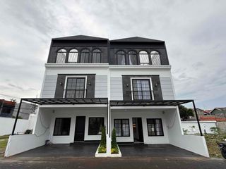 Rumah SIAPHUNI Mewah Classic 3 Lantai Rooftop, 650 Meter Stasiun Lenteng Agung.