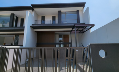 Ready to Use! Luxury House LT 260m2 Desain Elegan di Bandung Kota