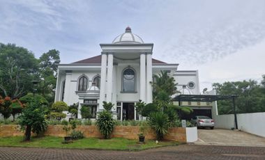 Rumah Mewah Semi Furnished Ada Kolam Renang di Bukit Golf BSD