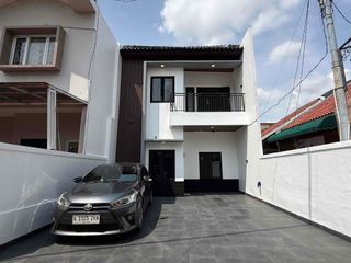 Di Jual Rumah 2 lantai Carport Luas, Siap Huni
Jagakarsa, Jakarta Selatan