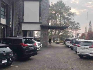 DIJUAL HOTEL DI JALAN RAYA PUNCAK PASS DENGAN TINGKAT OCCUPANCY TINGGI DAN PEMANDANGAN PEGUNUNGAN SERTA KEBUN TEH