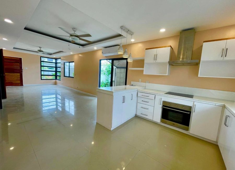 LIIP Avenue, Laguna International Industrial Park, Mamplasan, Biñan, Laguna