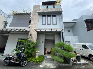 DIJUAL RUMAH 2,5 LANTAI DENGAN ROOFTOP DI AREA STRATEGIS TAMAN GRIYA JIMBARAN DI DALAM CLUSTER PERUMAHAN SIAP HUNI
