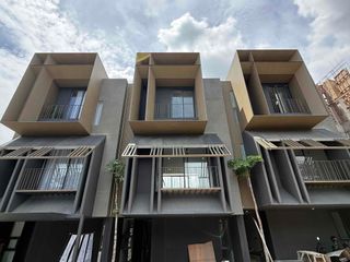 Rumah Mewah Modern – Hunian Eksklusif 3 Lantai Siap Huni di Bintaro