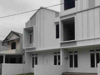 Dijual rumah 2 lantai 10 menit dr Mall Grand Pramuka