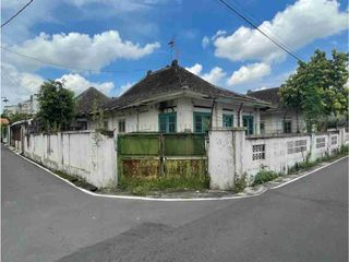 dijual rumah bangunan lama di ketelan, solo