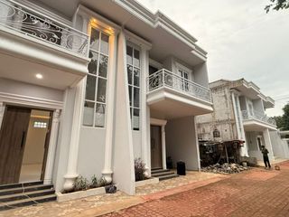 Rumah Mewah Cikeas Cibubur  2 Lantai Pinggir Jalan Dekat Tol