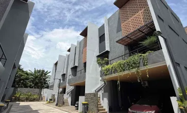 Dijual Rumah 3 Lantai Di Kebayoran Lama Siap Huni, 2 Facad Depan & Belakang