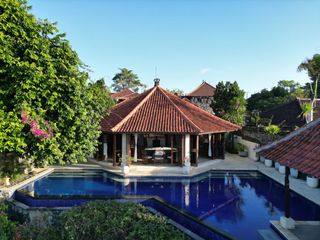 Villa mewah 4 kamar tidur pemandangan laut dan gunung lokasi Ungasan Bali