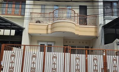 Dijual Rumah 2.5 Lantai di Taman nyiur