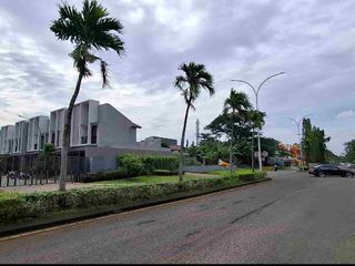 DISEWAKAN KAVLING HOEK KOMERSIAL HARGA MURAH DI SECOND BOULEVARD!