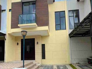 DISEWAKAN RUMAH CANTIK DAERAH HOLLAND VILLAGE, HARGA SANGAT MURAH