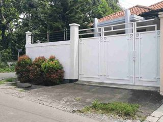 Di sewakan dkt SMA 5 bisa parkir 2 mobil 10 menit ke RS Muwardi -UNS