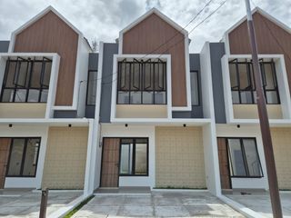 RUMAH BARU CANTIK DALAM CLUSTER SEBELAH GREEN LAKE CITY DURI KOSAMBI