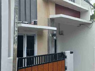 di jual rumah minimalis disain yg mewah 1 setengah lantai di lokasi impres Ciledug Tangerang kota
