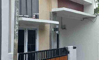 di jual rumah minimalis disain yg mewah 1 setengah lantai di lokasi impres Ciledug Tangerang kota