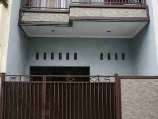 RUMAH SIAP HUNI 2,5 LANTAI KAVLING POLRI JELAMBAR