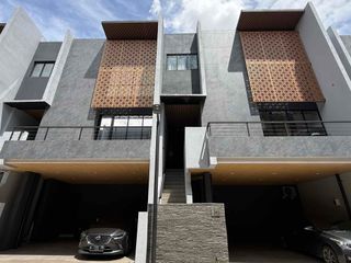 Rumah 3 Lantai Siap Huni, 2 Facad Depan & Belakang,  Memiliki Garasi Hidrolik di Kebayoran Lama, Jakarta Selatan