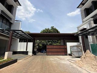 Rumah Sultan 4 Lantai Facade Travertine  Jagakarsa, Jakarta Selatan