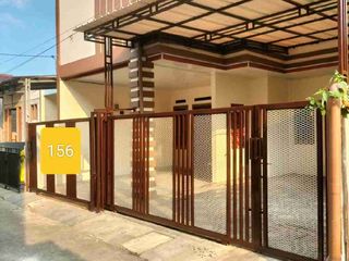 Di jual rumah bagus 3 lantai 3 kamar tidur kondisi semi furnish lokasi strategis di rangkapan jaya depok