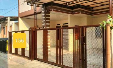 Di jual rumah bagus 3 lantai 3 kamar tidur kondisi semi furnish lokasi strategis di rangkapan jaya depok