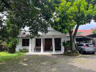 Rumah Mewah Siap Huni di Pamulang Barat Tangerang Selatan – Facade Belanda & Area Hijau.
