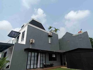 Dijual Rumah 2 Lantai Konsep Clasik Dkt Sumarecon Bekasi