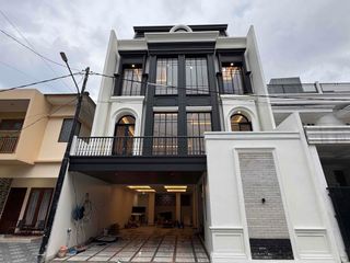 Rumah Mewah 3 Lantai Classic Modern Harga Terjangkau di Kebagusan, Jakarta Selatan