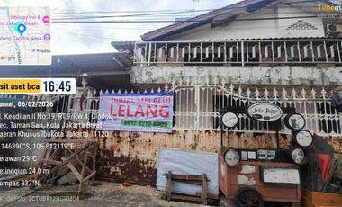 Di lelang rumah strategis di hook luas tanah 151m2 hadap 2 jalan hidup