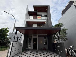 Rumah Mewah 3 Lantai + Rooftop dalam Cluster Besar Jagakarsa Jakarta Selatan