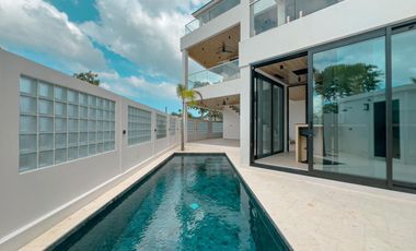 Villa Solar-Powered Smart Luxury, forsale in Tumbak Bayuh.