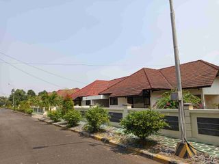DI JUAL TANAH + BANGUNAN EX MESS PABRIK, LOKASI DI AREA PABRIK INDUSTRI WARU
AREA LUAS 2.3HA
✅ 32 RUMAH EXPATRIAT
✅ ada lapangan tenis
✅ ada aula pertemuan               Harga 1,4jt/m² nego( Include PPN 11%)