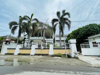 Rumah halaman luas di Ampenan