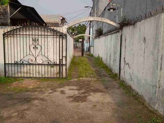 Di jual butuh rumah ukuran tanah pekarangan dan halan luas Lokasi peninggilan Ciledug Tangerang kota