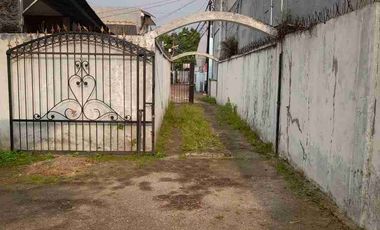 Di jual butuh rumah ukuran tanah pekarangan dan halan luas Lokasi peninggilan Ciledug Tangerang kota