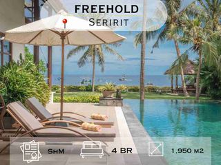 For sale spacious Beach front villa with nice garden di Seririt, Singaraja