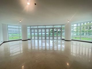 📣PRICE DROP!🚨Makati City, Rare Garden Unit Condo for Sale in Two Roxas Triangle