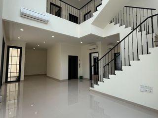 RUMAH CANTIK 3 LANTAI DENGAN SENTUHAN ALA EROPA! UNIT GAK BANYAK!