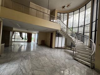 JUAL RUMAH STRATEGIS MENTENG JAKARTA PUSAT ADA KOLAM RENANG, PARKIR LUAS, BACKYARD COCOK UNTUK RESTORAN CAFE