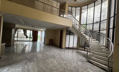 JUAL RUMAH STRATEGIS MENTENG JAKARTA PUSAT ADA KOLAM RENANG, PARKIR LUAS, BACKYARD COCOK UNTUK RESTORAN CAFE