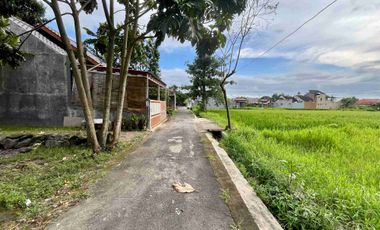 Dijual tanah SHM pekarangan strategis, Sidomoyo Godean KM 7.

Yang mau bantu jualkan boleh, ada komisi

Spesifikasi :
- Luas tanah 100 Meter persegi.
- Lebar depan 7 meter.
- Panjang 14,28 meter.
- Akses jalan aspal lebar 4 meter, Mobil motor simpangan.
- Sertifikat SHM ready dirumah, siap balik nama.
- Tanah hadap barat (view sawah)
- Lokasi dekat jalan raya Godean Km 7, dari perempatan Munggur hanya 600 meter.
- Lingkungan nasionalis, sudah padat penduduk.
- Cocok untuk hunian pribadi atau homestay.

Harga : 425 jt (nego boleh)