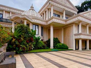 Rumah Sultan Bergaya European Classic, Fully Furnished, Siap Huni