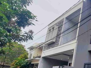 Dijual Rumah 2,5 Lantai Lingkungan Asri di Ciputat. Unfurnished