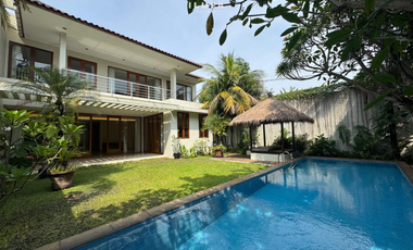 dijual rumah mewah 5br area strategis kemang dekat jalan utama