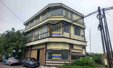 DI JUAL RUKO 3 LANTAI DI KEPUTIH TEGAL TIMUR SURABAYA


Spesifikasi:

- Ruko 3 lantai
- Luas Tanah: 143 m²
- Luas Bangunan: 301 m²
- Lebar Depan 15 m
- Lebar Belakang 9,5 m
- Lebar Jalan 6 m
- 2 Kamar Mandi
- Parkir Luas
- Listrik Token
- Air Pdam
- Akses Pinggir Jalan

Legalitas: Sertifikat Hak Milik (SHM)

Keunggulan:
- Lokasi di wilayah kota Surabaya
- Berada di kawasan perumahan & apartemen
- Tempat strategis & nyaman dijadikan tempat usaha dan tempat tinggal
- Struktur bangunan masih kokoh & terawat
- Akses mudah ke pusat perbelanjaan, layanan pendidikan, layanan kesehatan, dan fasilitas umum lainnya

Harga: Rp. 4.250.000.000,- (Nego)
