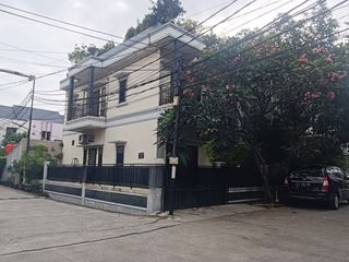 Rumah minimalis bagus Kelapa Gading BCS 161m (lebar 10m) 2,5 lantai, hadap Timur-Selatan, jalan super lebar